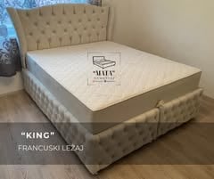 Francuski ležaj KING sa krem tapaciranim uzglavljem i dugmadima — Salon nameštaja MATA